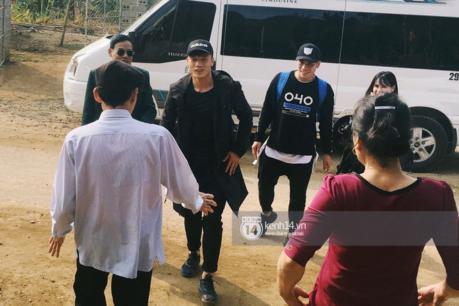 Anh em Tiến Dũng U23 về nhà ăn Tết, mua tivi mới cho gia đình vì muốn chúng con đá ở đâu, bố mẹ cũng có thể nhìn thấy Anh em Tiến Dũng U23 về nhà ăn Tết, mua tivi mới cho gia đình vì muốn chúng con đá ở đâu, bố mẹ cũng có thể nhìn thấy